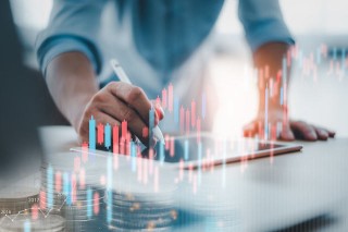 如何分析股票投资决策的影响因素？中石油股票在这些因素中有何特点？