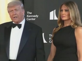 美媒：现身肯尼迪表演艺术中心观看演出遭抗议，特朗普本人回应