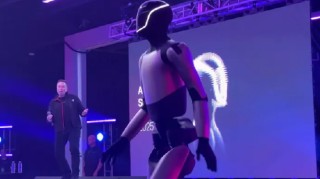 【视频】万亿美元薪酬方案获得通过 马斯克和机器人共舞庆祝