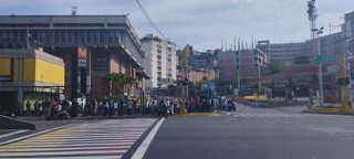 委内瑞拉变局40小时：惶惑民众排长队在超市扫货，华人社区自发巡逻