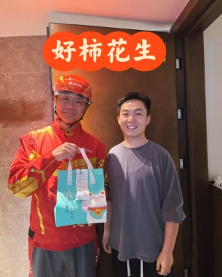 刘强东亲自送外卖，蔚来李斌晒吃外卖合影