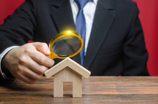 如何评估金融服务机构的可靠性？这种评估对个人财务安全有何影响？