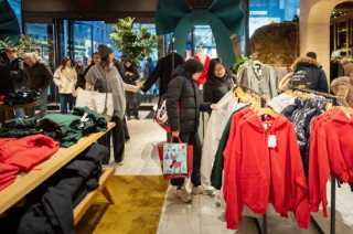 美国12月零售销售意外环比持平