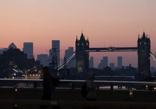 英国PMI站上荣枯线，8月降息已被定价？英镑走强或只是“昙花一现”