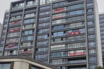 武汉一高端盘业主被要求“协助”卖房？3月31日前需帮开发商卖80套房，否则部分房源将变长租公寓