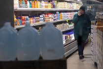 美国消费者信心指数下跌 通胀预期保持高位