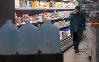 美国消费者信心指数下跌 通胀预期保持高位