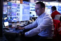 盘前：纳指期货涨0.3% 交易员评估美伊冲突前景