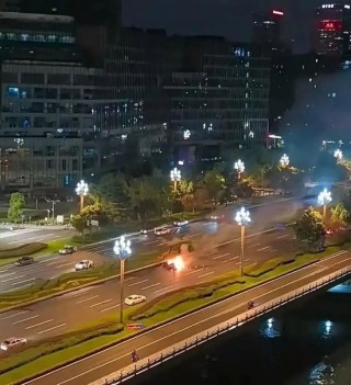 小米SU7成都碰撞燃烧调查公布：车门因低压系统断电而无法打开，车主系车辆起火燃烧致死