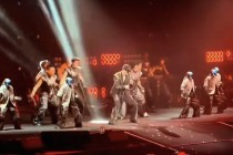 宇树登台王力宏演唱会获马斯克点赞，王兴兴：“机器人时刻还差一个临界点”