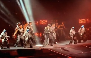 宇树登台王力宏演唱会获马斯克点赞，王兴兴：“机器人时刻还差一个临界点”