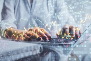 如何判断股票的类别与特征？这些类别与特征对投资决策有何影响？