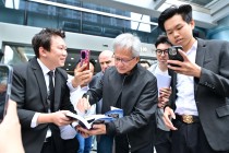 黄仁勋现身英伟达深圳公司楼下 参加年会并“逛吃”