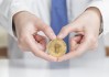 如何理解黄金价格的变化特点并进行科学合理的决策？这种决策如何降低投资风险、提高投资回报率并实现可持续发展？