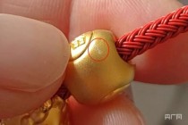 消费者称周生生足金挂坠被检测出含铁银钯，公司回应，监管部门介入