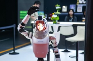 2025上海车展探秘，光峰科技展台的这款机器人被围观