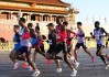 2025年北京马拉松天安门广场鸣枪起跑，3.2万余名选手同场竞技