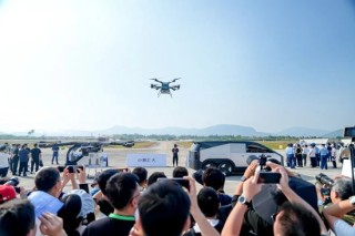 何小鹏出席中国电动汽车百人会论坛，2026年开启低空经济新纪元