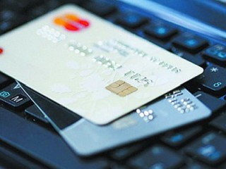 信用卡的透支计算方式是什么？这种透支对持卡人的信用记录有何影响？