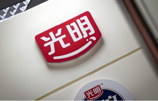 上海奶罐子“漏”了？ 光明乳业“失守”大本营，营收三连降，董事长薪酬翻倍 | BUG