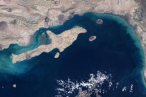 美伊停火首日现分歧：霍尔木兹海峡通行管控、加密货币收费引博弈，全球能源运输添忧