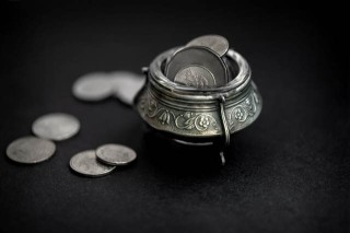 如何比较黄金和白银的市场特性？这种市场特性如何影响投资选择？