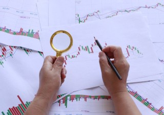 如何理解沪深期货一个点的价格含义？价格含义对交易决策有何作用？