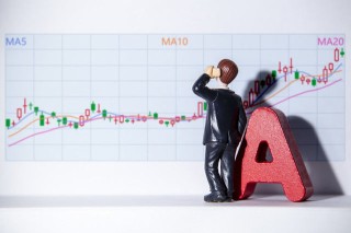 如何客观评价股票表现并避免主观偏见？这种评价方式如何反映公司真实价值？