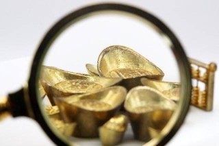 如何理解黄金锁仓抢平现象？这种操作有何风险？