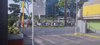 委内瑞拉变局40小时：惶惑民众排长队在超市扫货，华人社区自发巡逻