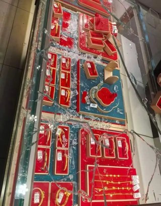 湖北两金店被劫，嫌疑人戴头盔，用锤子砸开四个柜台，抢走价值60多万元的黄金！警方通报：涂某某被抓获