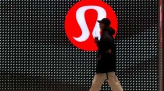 受代理权之争与关税拖累，Lululemon 发布疲软业绩指引