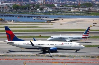 美国航空股集体下挫 杰富瑞下调三大航司评级