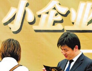 如何理解特定企业与品牌合作关系？这种合作对双方有什么影响？