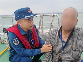 风浪致渔船倾覆 中国海警局南海分局紧急救4人
