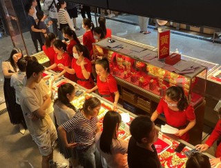 金价震荡回落，多家品牌金店足金报价重回9字头