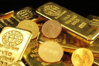 潮宏基黄金的价格波动受什么因素制约？如何根据这些因素进行投资？