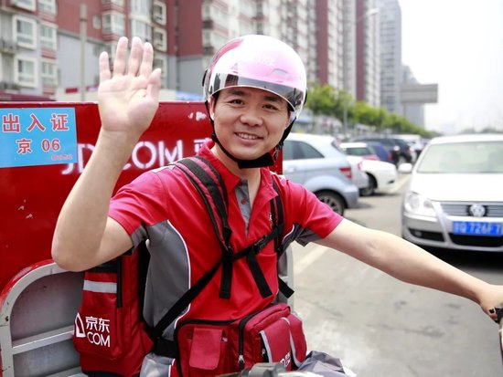 刘强东亲自送外卖，蔚来李斌晒吃外卖合影  第1张