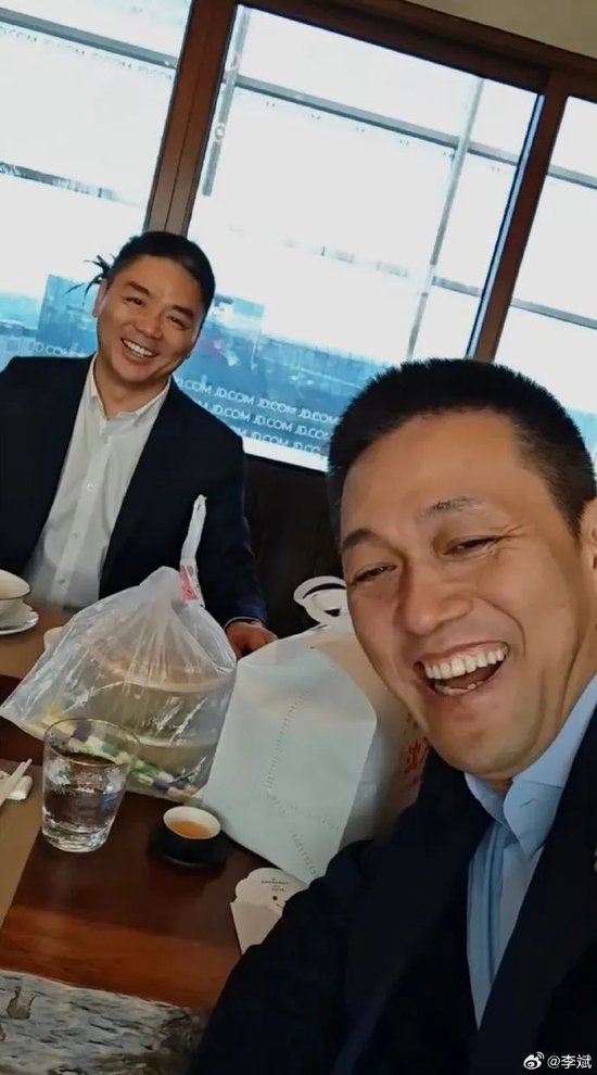 刘强东亲自送外卖，蔚来李斌晒吃外卖合影  第3张