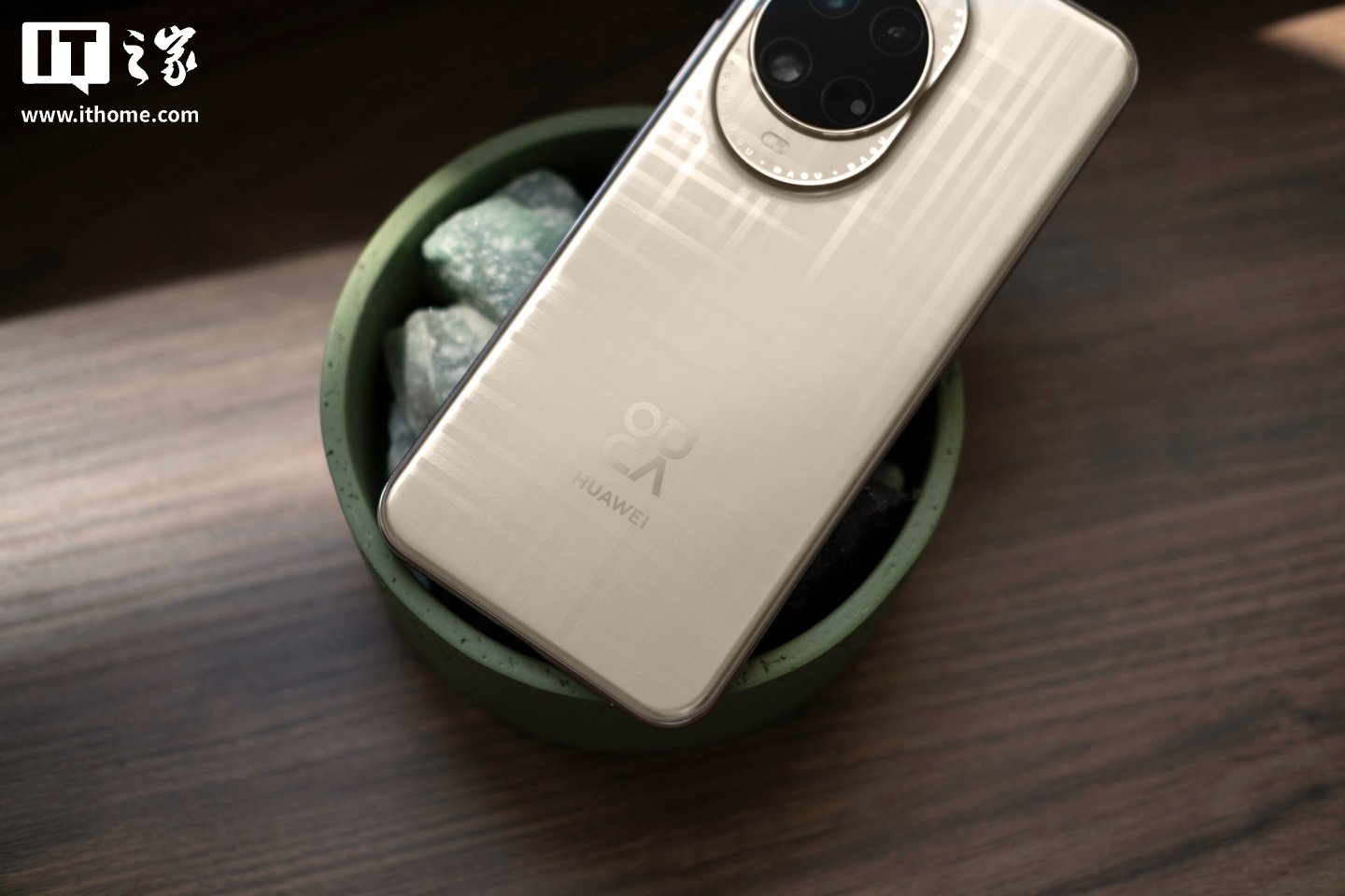 【IT之家图赏】华为 nova 14 Ultra 实拍:全新星耀环、经典格纹,一眼吸金 第2张 【IT之家图赏】华为 nova 14 Ultra 实拍:全新星耀环、经典格纹,一眼吸金 第2张