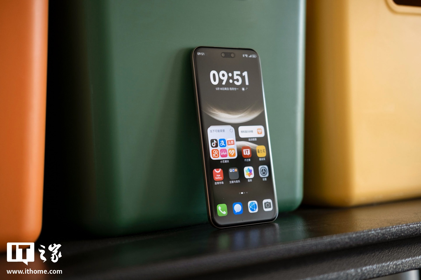 【IT之家图赏】华为 nova 14 Ultra 实拍:全新星耀环、经典格纹,一眼吸金 第4张 【IT之家图赏】华为 nova 14 Ultra 实拍:全新星耀环、经典格纹,一眼吸金 第4张