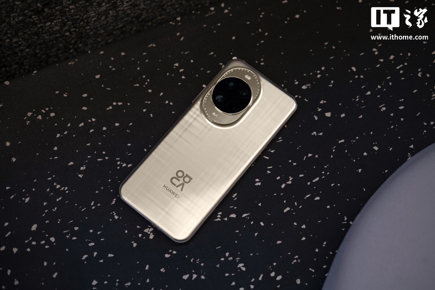 【IT之家图赏】华为 nova 14 Ultra 实拍:全新星耀环、经典格纹,一眼吸金 第6张 【IT之家图赏】华为 nova 14 Ultra 实拍:全新星耀环、经典格纹,一眼吸金 第6张