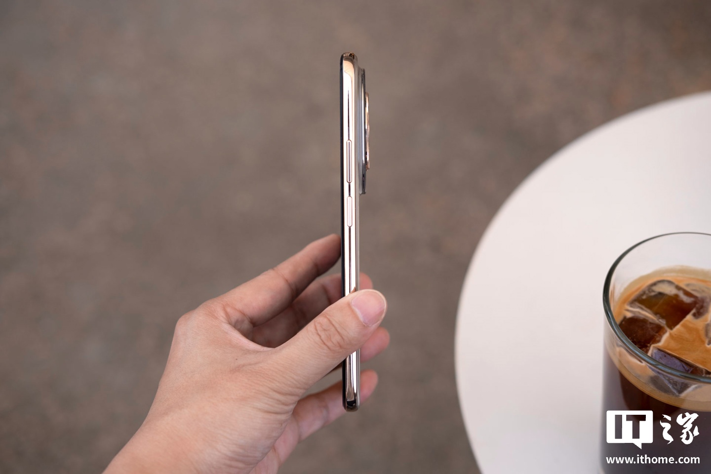 【IT之家图赏】华为 nova 14 Ultra 实拍:全新星耀环、经典格纹,一眼吸金 第11张 【IT之家图赏】华为 nova 14 Ultra 实拍:全新星耀环、经典格纹,一眼吸金 第11张