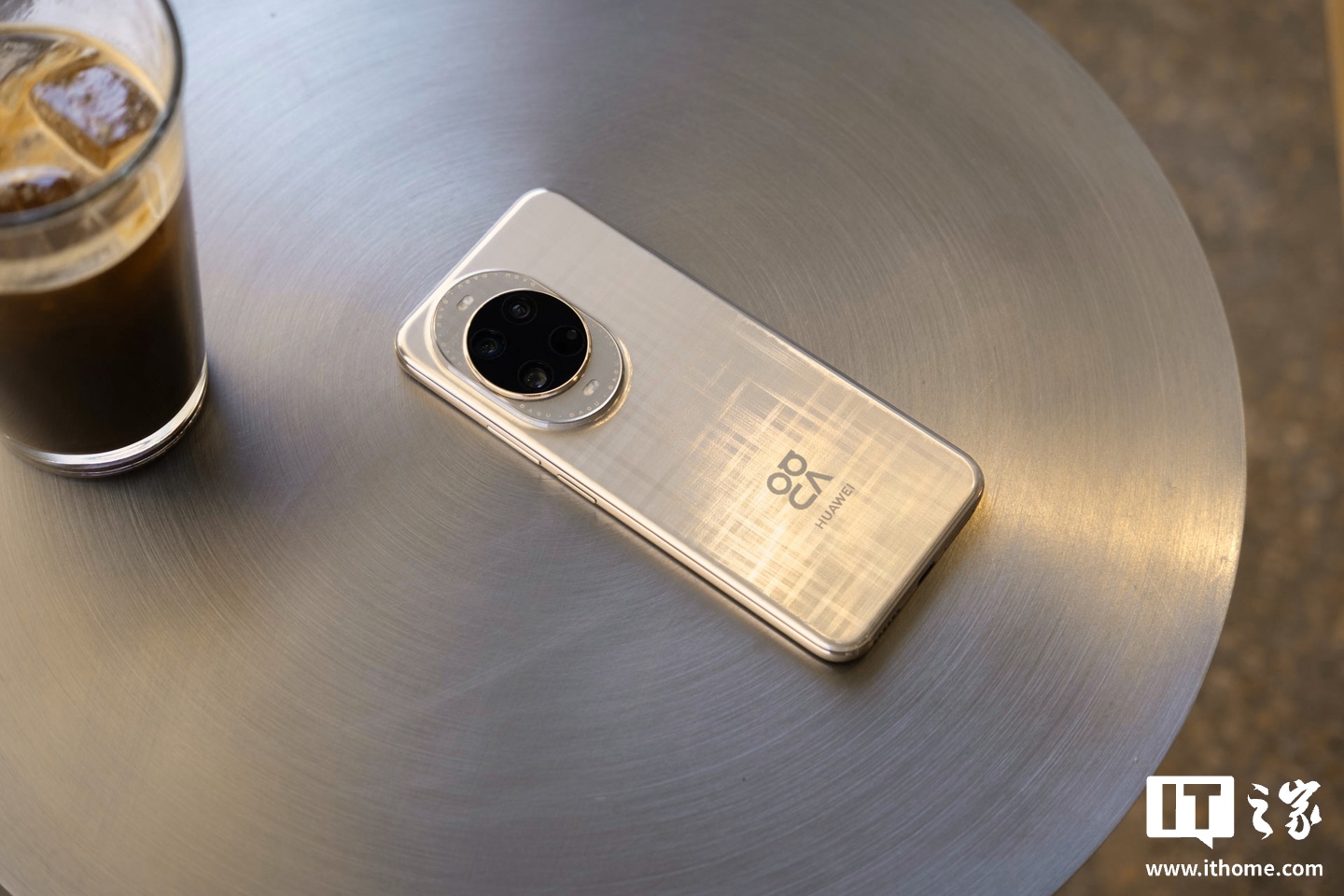 【IT之家图赏】华为 nova 14 Ultra 实拍:全新星耀环、经典格纹,一眼吸金 第12张 【IT之家图赏】华为 nova 14 Ultra 实拍:全新星耀环、经典格纹,一眼吸金 第12张