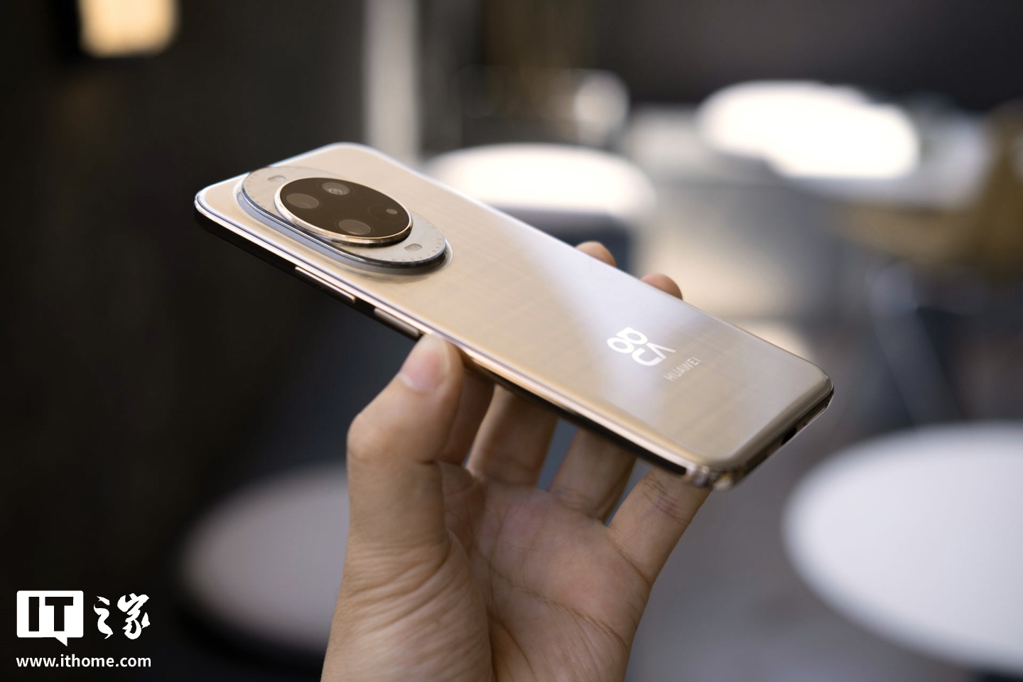 【IT之家图赏】华为 nova 14 Ultra 实拍:全新星耀环、经典格纹,一眼吸金 第15张 【IT之家图赏】华为 nova 14 Ultra 实拍:全新星耀环、经典格纹,一眼吸金 第15张