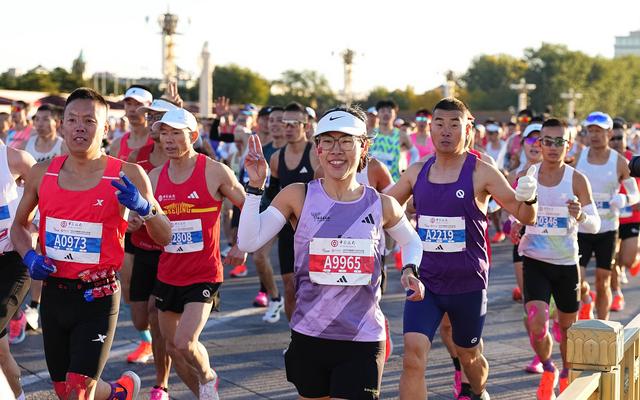 2025年北京马拉松天安门广场鸣枪起跑,3.2万余名选手同场竞技 第4张 2025年北京马拉松天安门广场鸣枪起跑,3.2万余名选手同场竞技 第4张