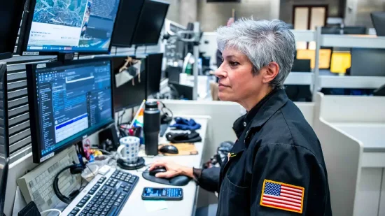 开盘：美股周四低开 市场关注AI交易与特朗普关税前景  第1张