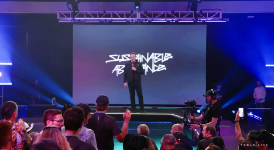 【视频】万亿美元薪酬方案获得通过 马斯克和机器人共舞庆祝 第1张 【视频】万亿美元薪酬方案获得通过 马斯克和机器人共舞庆祝 第1张