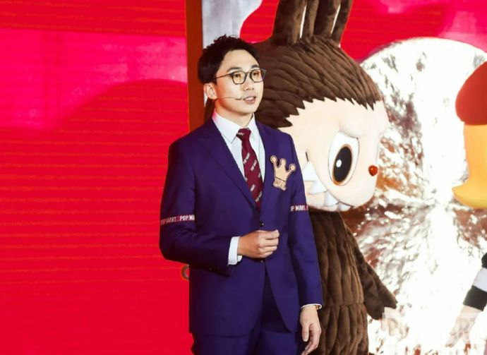 “没事会有人买单的”!股价大跌近5%,泡泡玛特紧急回应直播事故,创始人王宁身家1467亿元 第9张 “没事会有人买单的”!股价大跌近5%,泡泡玛特紧急回应直播事故,创始人王宁身家1467亿元 第9张