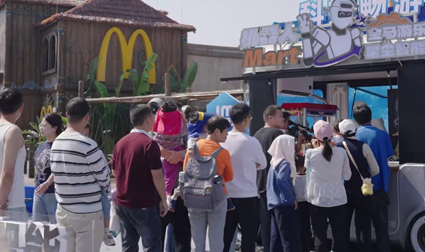 机器人 MART 落地！金马游乐(300756.SZ)的 AI 文旅革命与估值跃迁  第2张